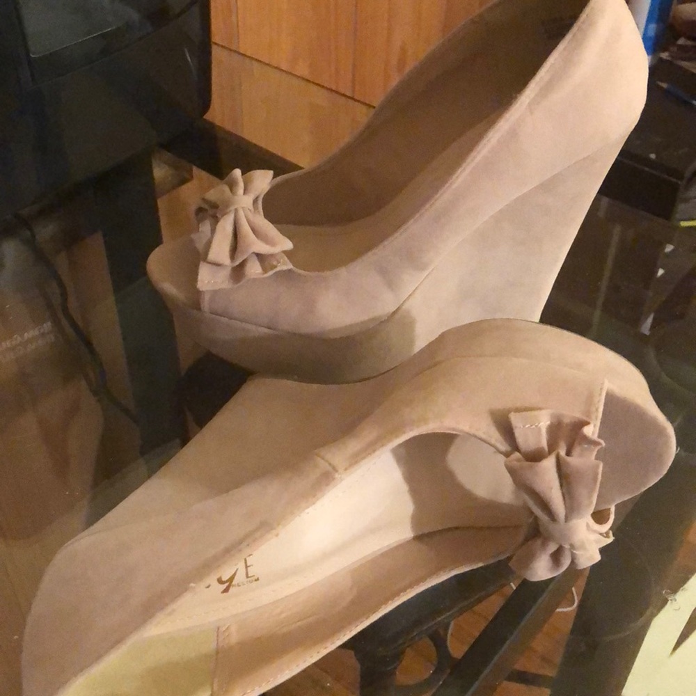 Peep toe wedge
